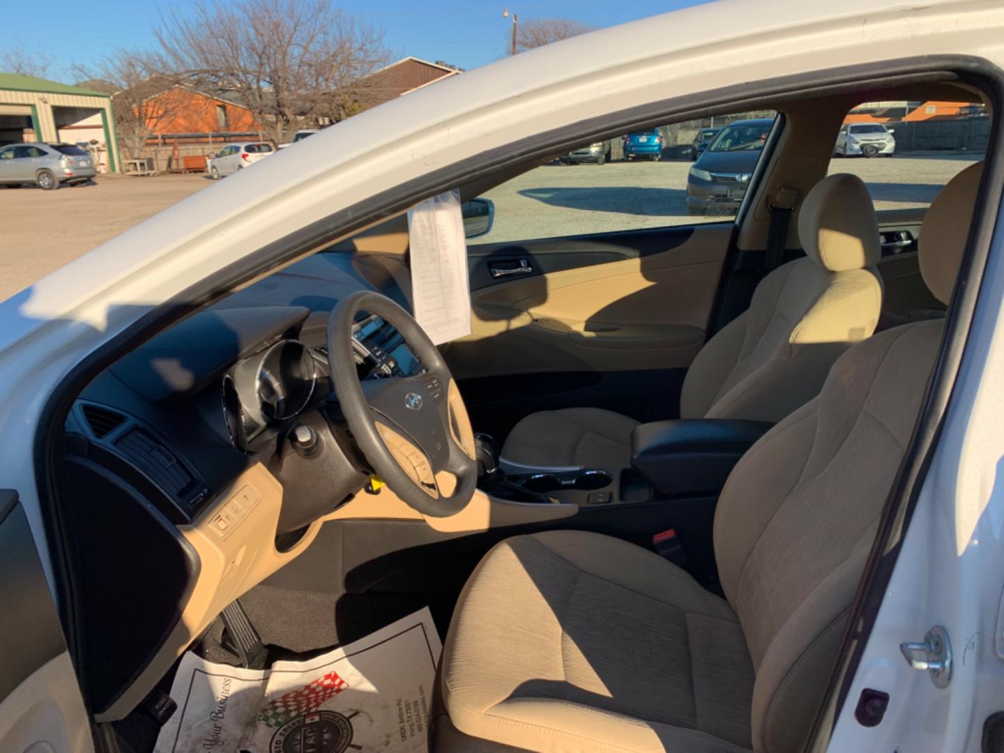 2014 White /Tan Hyundai Sonata (5NPEB4AC9EH) , AUTOMATIC transmission, located at 1830 North Belt Line Road, Irving, TX, 75061, (469) 524-0199, 32.834373, -96.993584 - Photo#7